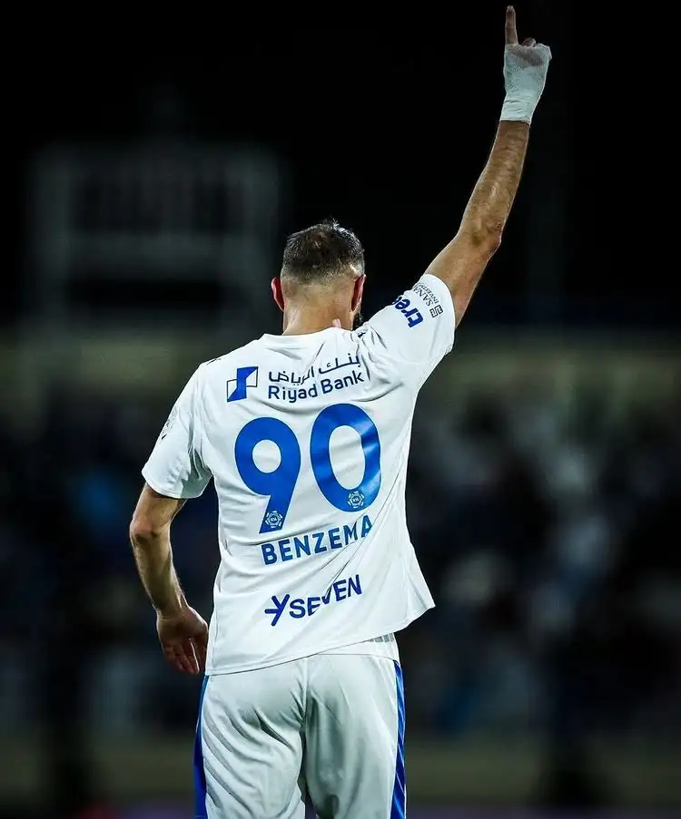 首秀即戴帽!本泽马Ins:为球队感到骄傲,感谢大家的欢迎